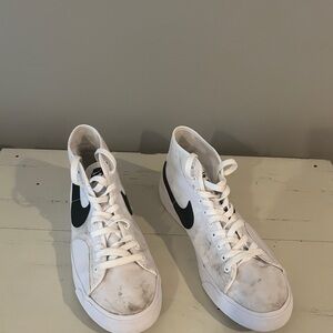 Men’s Nike SB BLZER COURT MID size 10